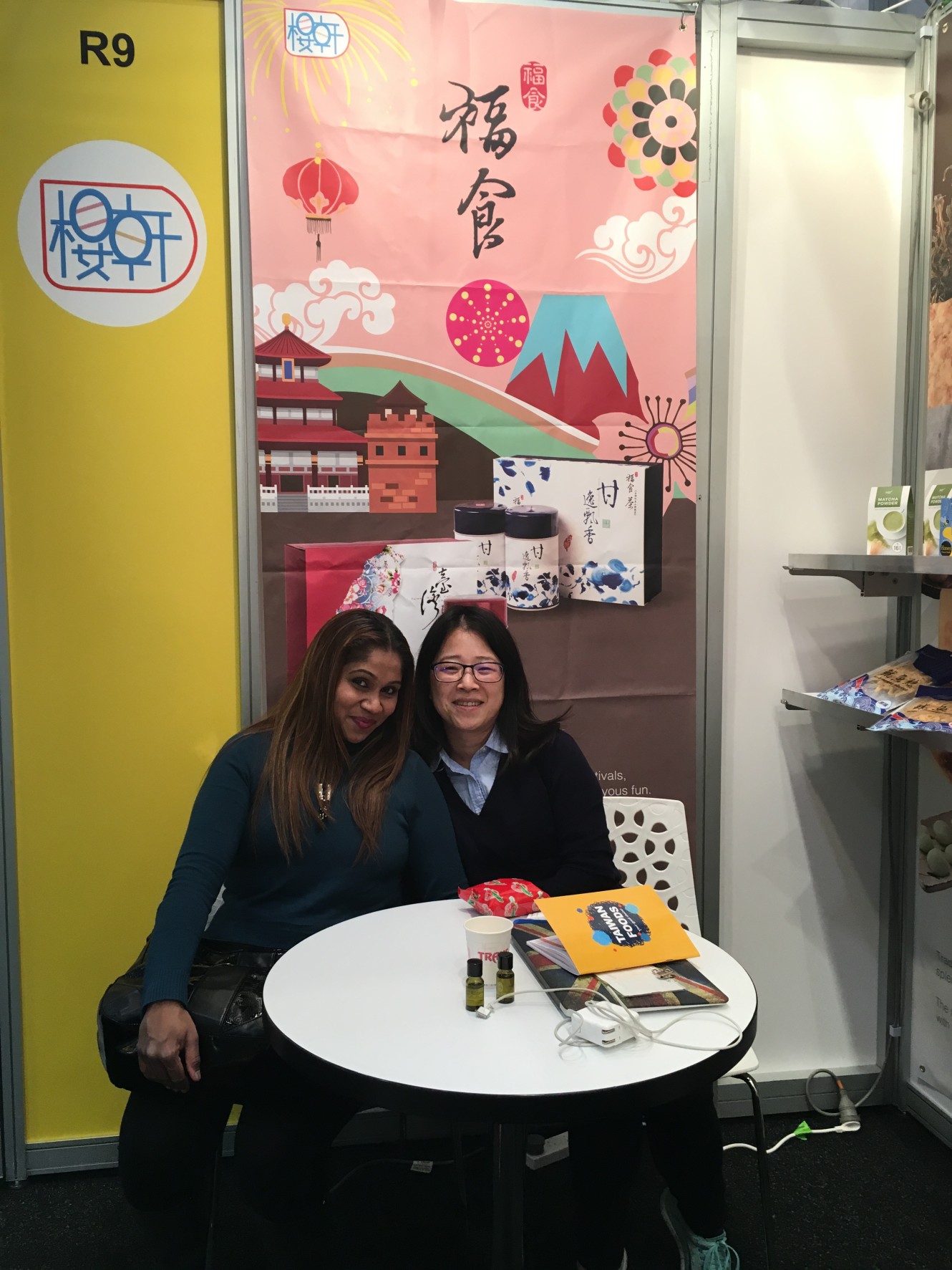 和國外客戶合影